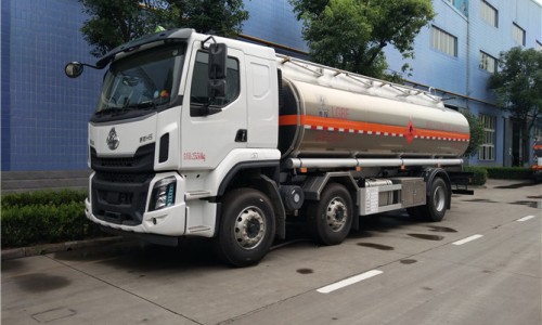 24.7立方東風(fēng)柳汽小三軸運(yùn)油車(chē) 