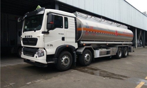 30.5立方重汽豪沃350馬力運(yùn)油車(chē) 